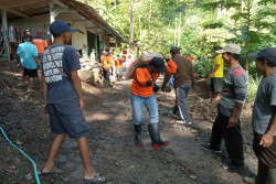 Warga Jatimulyo Gotong Royong Cor Jalan Rusak