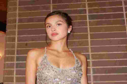 Olivia Rodrigo dan Louis Partridge Disebut Berpisah, Ini Faktanya