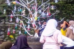 Edukasi Mas Jos, Anak SD Karangwaru Belajar Olah Sampah