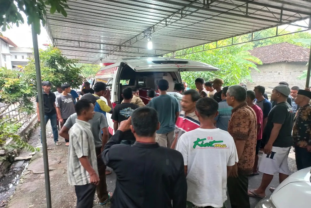 Pasutri Korban Bus PO Cahaya Trans di Tol Krapyak Dimakamkan 1 Liang