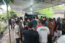 Pasutri Korban Bus PO Cahaya Trans di Tol Krapyak Dimakamkan 1 Liang
