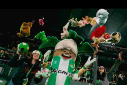 Real Betis Pecahkan Rekor Hujan Boneka, Tradisi Natal Penuh Makna