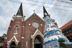 Gereja di Surabaya Dirikan Pohon Natal dari Sampah Plastik 12 Meter