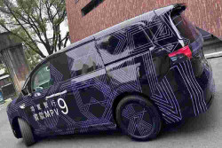 MPV Listrik Luxeed V9 Hadirkan Airbag Helm Pertama di Dunia