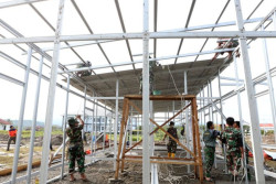 BNPB Terapkan Pola Kerja 18 Jam Percepat Huntara di Sumatera