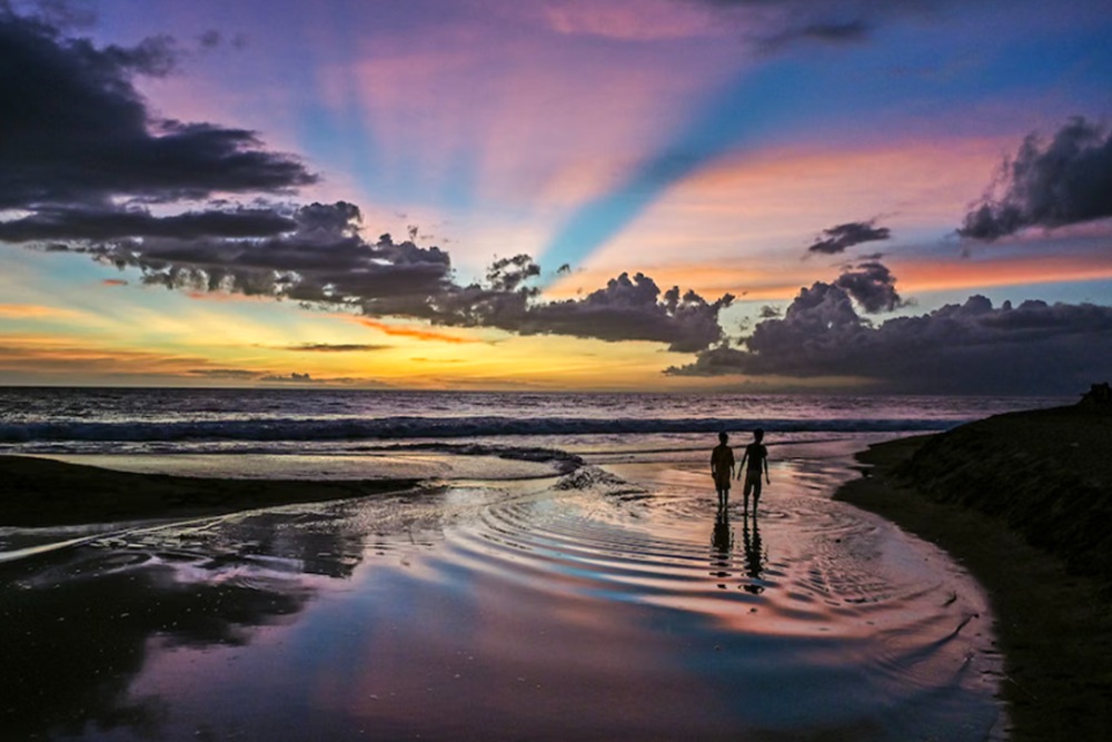 Menikmati Senja Tenang di Pantai Kerandangan Senggigi Lombok Barat