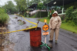 Jalan Siluk 2 Bantul Longsor, Satu Lajur Ditutup Sementara