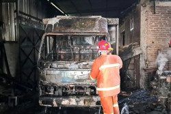 Kebakaran Selepan di Sragen, Truk dan Oven Hangus