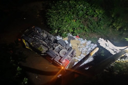 Tak Kuat Nanjak, Truk Pakan Ayam Ndlondor di Karanganyar Masuk Sungai