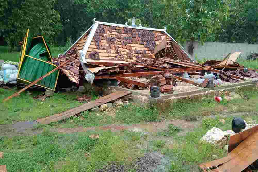 Cuaca Ekstrem, Bangunan Joglo Ambruk Timpa Warga Wonosari