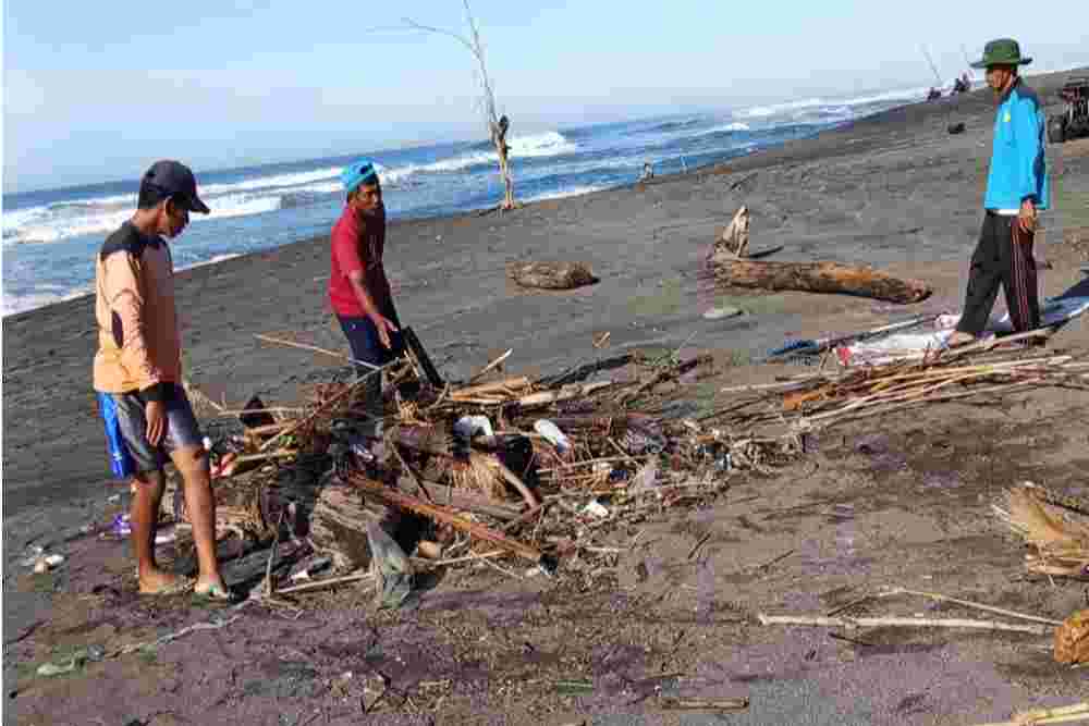 Sampah Pantai Bantul Capai 2 Ton per Hari Selama Libur Nataru