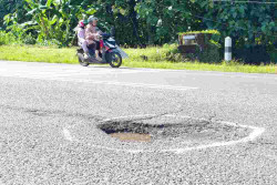 Lubang Maut di Jalan Jogja-Wates, Ban Bocor hingga Velg Pecah