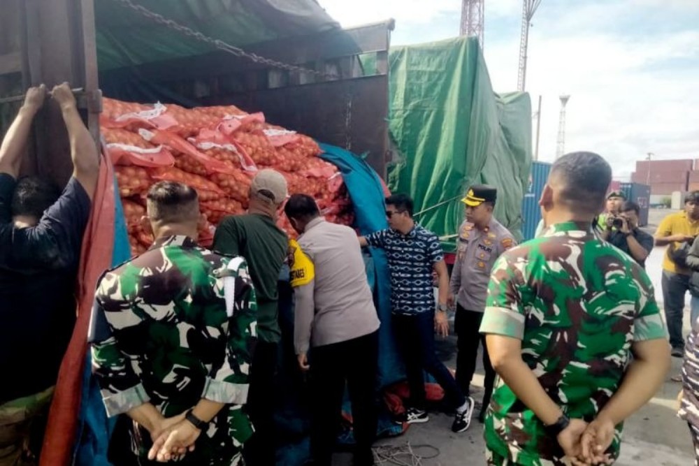 133 Ton Bawang Bombay Ilegal di Pelabuhan Semarang Dibongkar Petugas