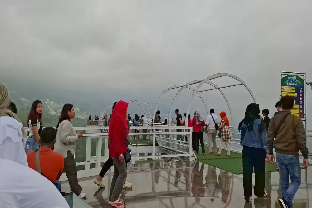 Libur Nataru, Jembatan Kaca Kemuning Masih Dipadati Wisatawan