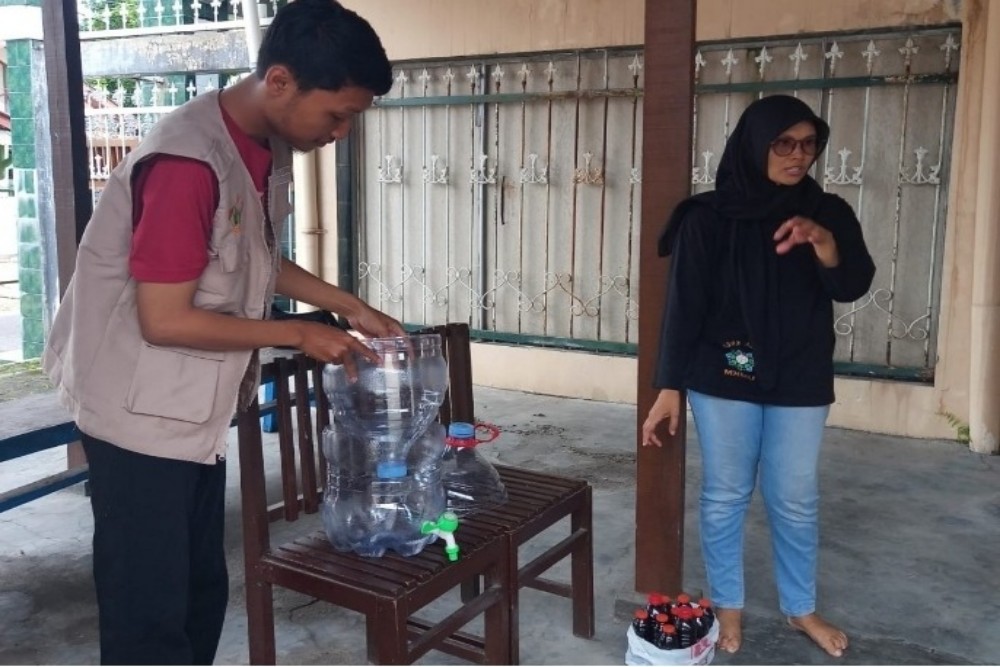 Mahasiswa Latih Warga Mengolah Sampah dengan Galon Tumpuk