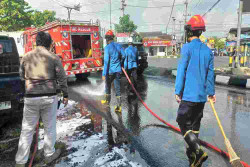 Cegah Kecelakaan, Damkarmat Bersihkan Tumpahan Solar di Banguntapan
