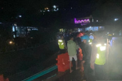 Jembatan Menuju Wisata Colo Ambles, Dua Kendaraan Terseret