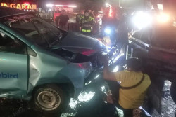 Diduga Microsleep, Taksi Tabrak Pembatas di Ungaran