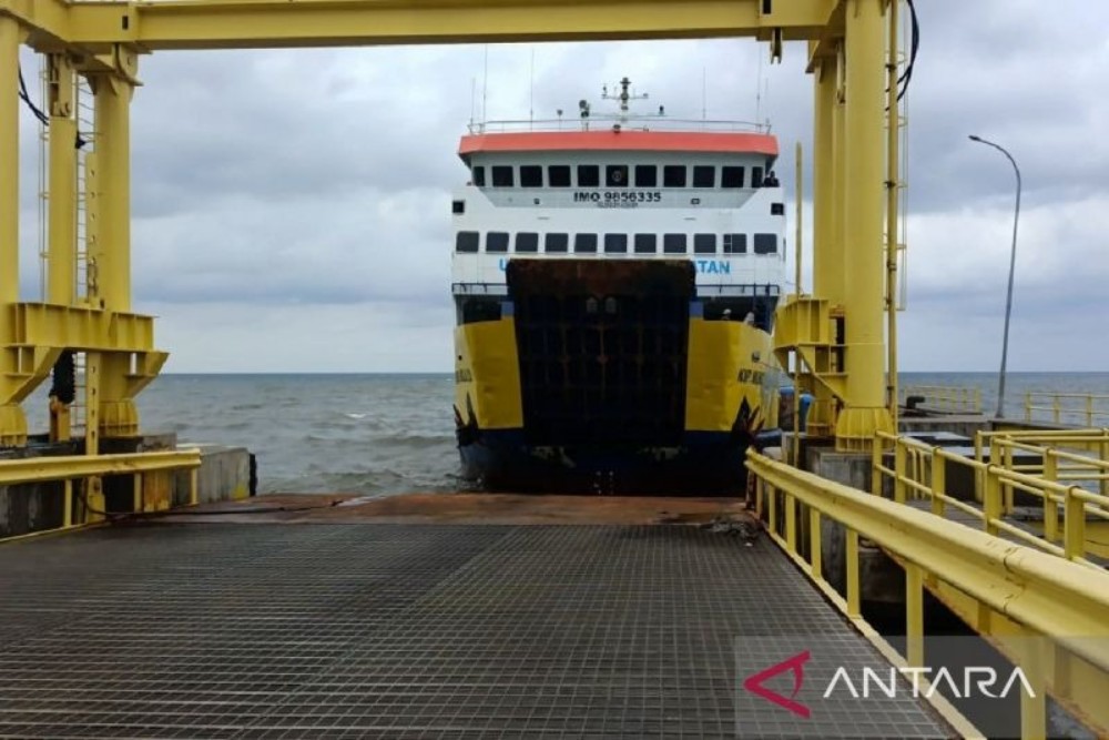 Cuaca Buruk Tahan KMP Dharma Kartika di Pelabuhan Jangkar