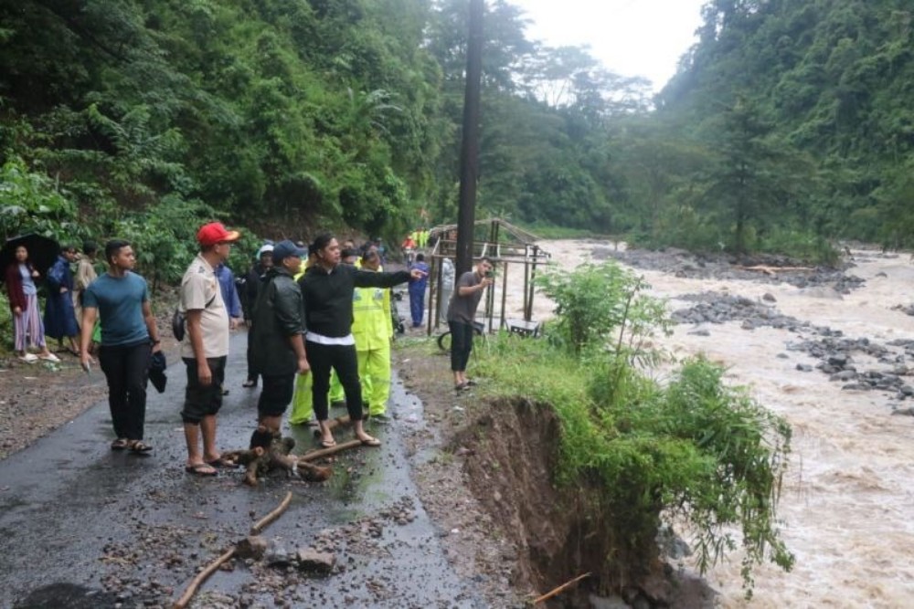 Sempat Tertutup Longsor, Jalan ke Desa Tempur Mulai Bisa Dilalui