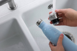 Membersihkan Botol Minum yang Tepat agar Bebas Bakteri dan Bau