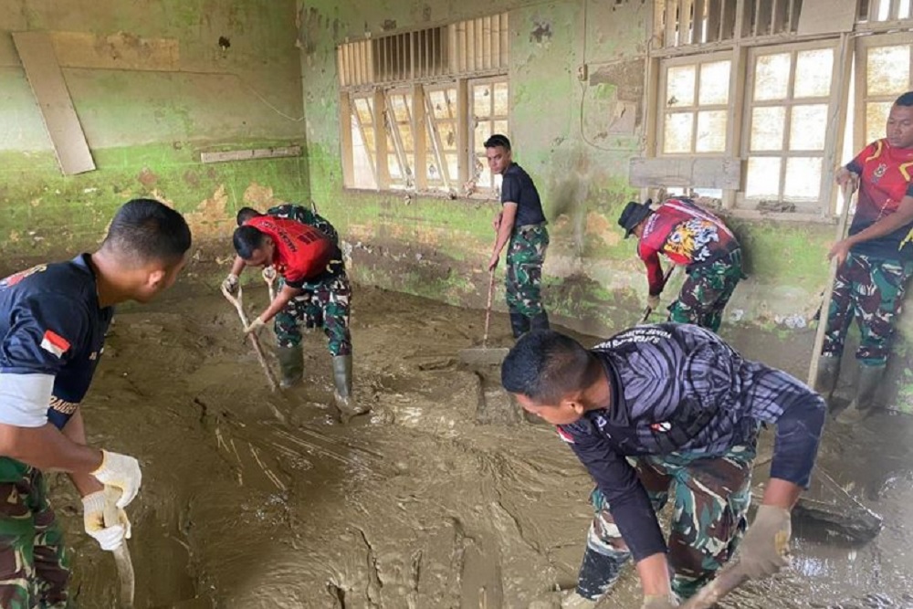 TNI Bersihkan 19 Sekolah Terdampak Bencana di Aceh Tamiang