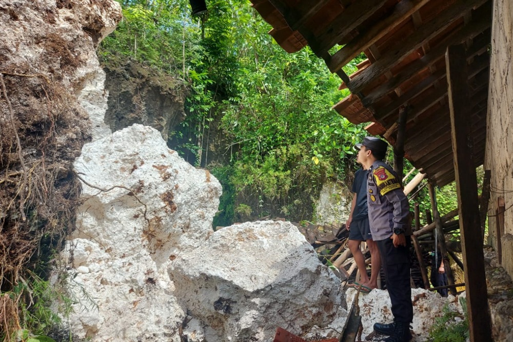 Longsor Tebing Batu Kapur di Tepus Rusak Tiga Rumah Warga