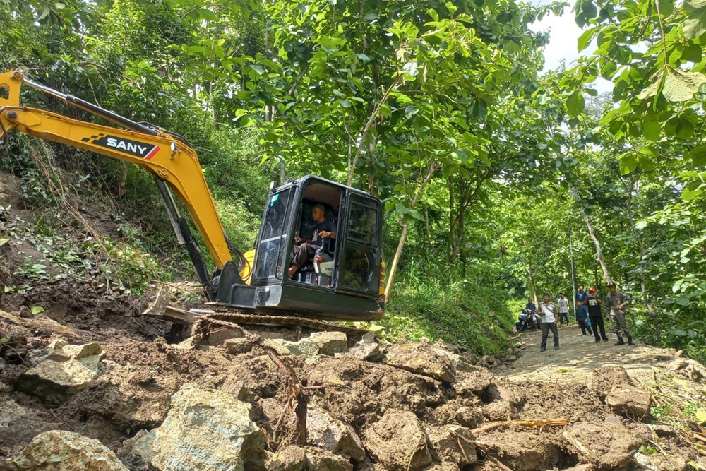 Batu Raksasa Dipecah untuk Buka Akses Warga Gedangsari Gunungkidul
