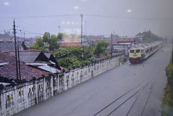 Banjir Putus Jalur Pantura, Ratusan Penumpang Kereta Api Dialihkan