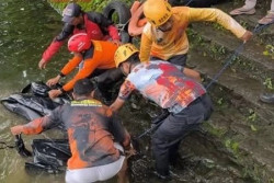 7 Motor Wisatawan Masuk Telaga Sarangan Magetan akibat Longsor