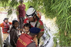 Brimob Evakuasi Warga Terdampak Banjir di Cikarang dan Cakung