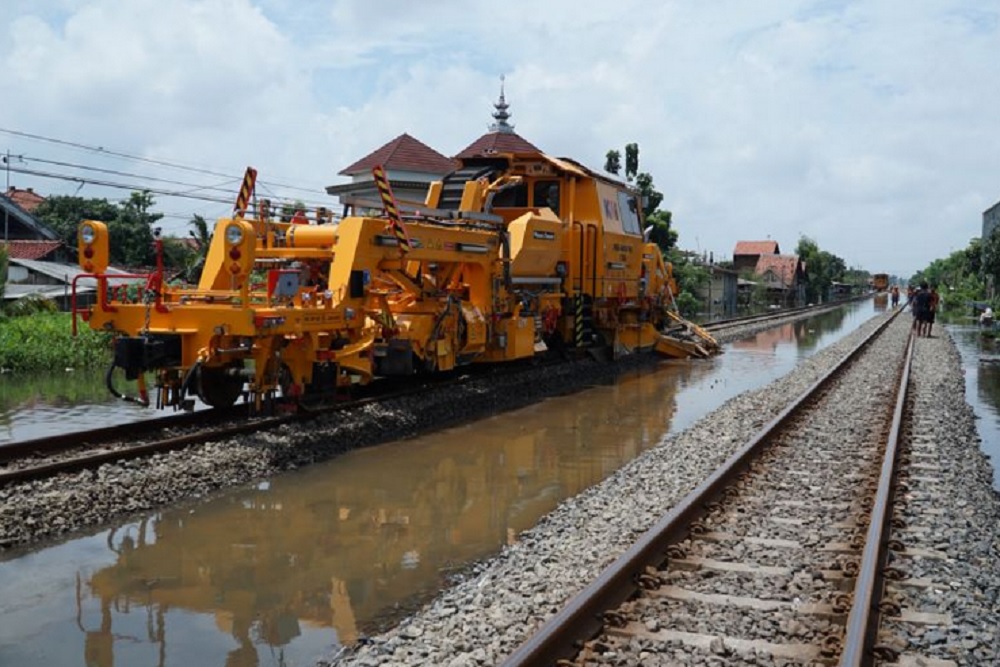 Rel Pantura Pulih, Kereta Api Kembali Melintas di Pekalongan