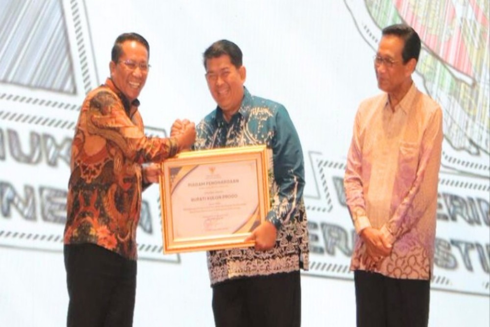 Bentuk Posbankum di Kalurahan, Bupati Kulon Progo Terima Penghargaan