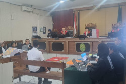 Hakim Tegur Raudi Akmal dalam Sidang Hibah Pariwisata