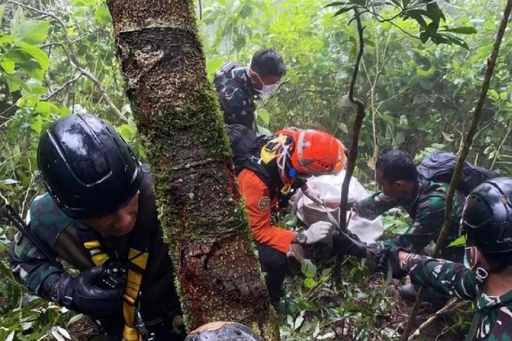 Basarnas Evakuasi Jenazah Korban Pesawat ATR 42-500 di Jurang Maros