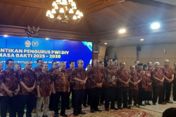 Sultan HB X Tegaskan Pers Harus Bermartabat saat Pelantikan PWI DIY