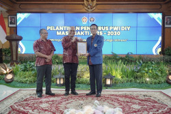 Sultan HB X Terima Anugerah sebagai Anggota Kehormatan PWI