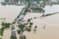 Banjir Rendam 1.948 Hektare Sawah Karawang, Produksi Padi Terancam