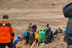 82 Warga Masih Tertimbun Longsor Pasirlangu Bandung Barat