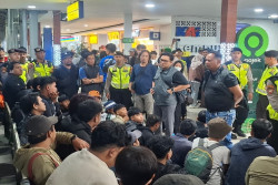 Bonek Dihalau Polisi di Stasiun Jogja Jelang Laga PSIM vs Persebaya