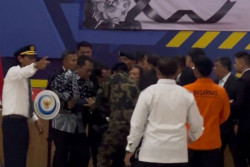Menteri KKP Pingsan Saat Pelepasan Jenazah Korban ATR 42-500