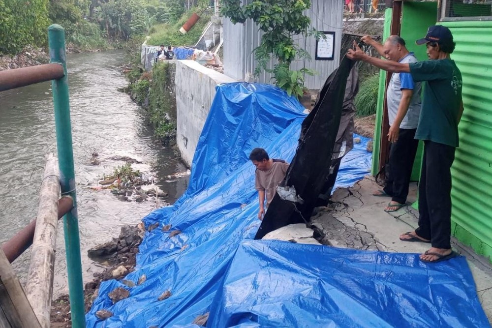 Hujan dan Angin Kencang Terjang Jogja, Talud Longsor di Wirobrajan