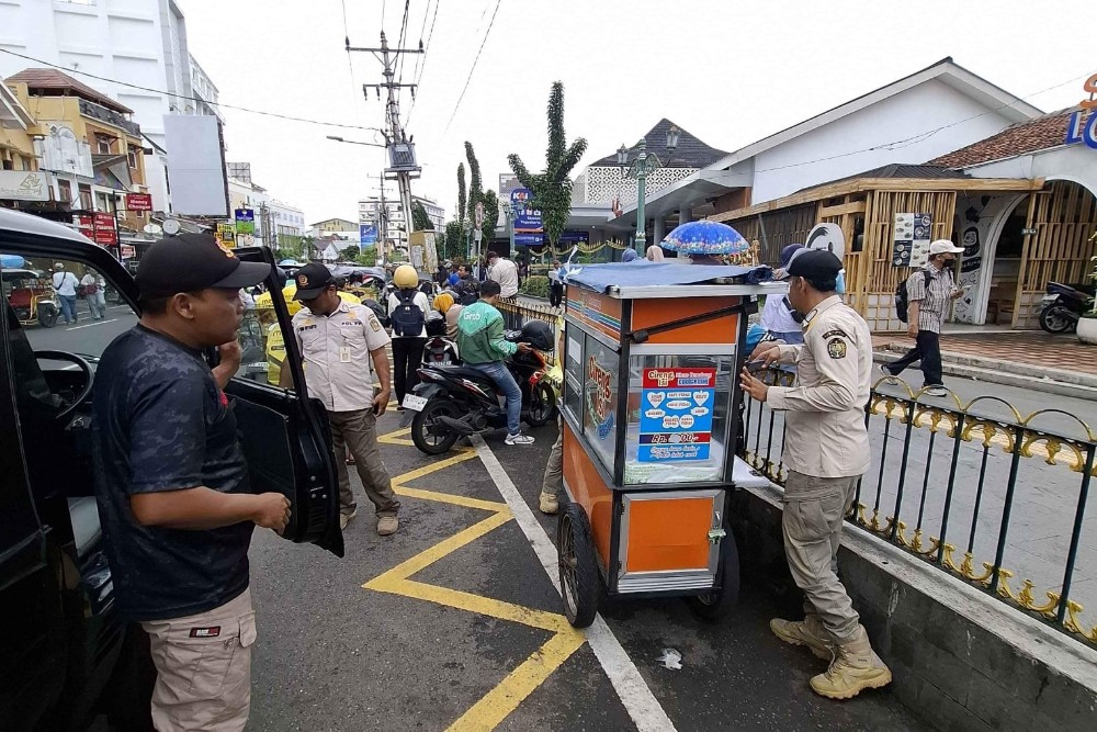 Satpol PP Kota Jogja Kembali Tertibkan PKL dan Gepeng di Pasar Kembang