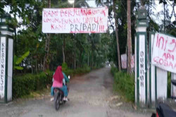 Jalan Rusak Tak Kunjung Diperbaiki, Warga Dumpoh Pasang Spanduk Protes