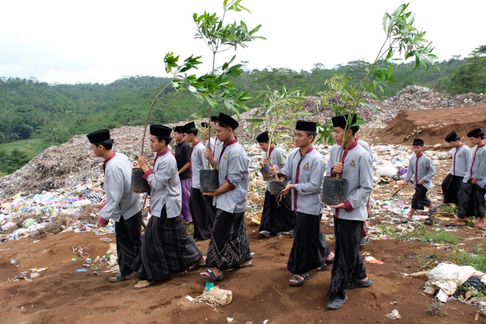 Santri Pesantren di Temanggung Aksi Sosial dan Tanam Pohon di TPA
