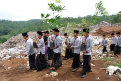 Santri Pesantren di Temanggung Aksi Sosial dan Tanam Pohon di TPA