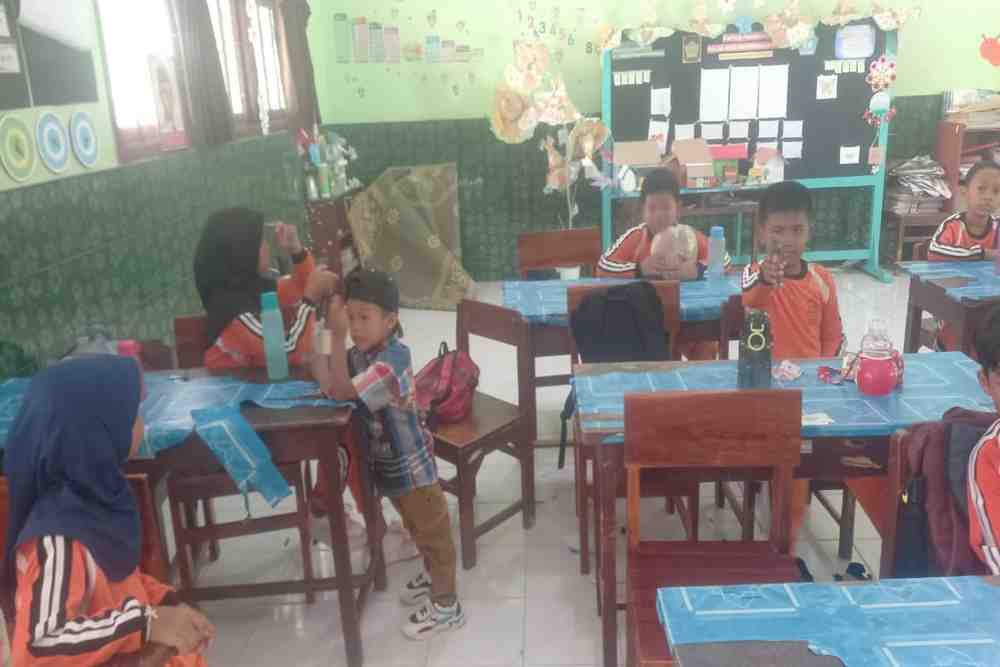 Menggendong Adik di Bangku Sekolah, Keteguhan Hati Siswi SD Gembongan
