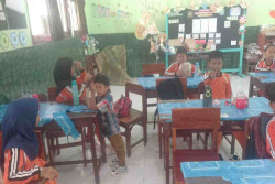 Menggendong Adik di Bangku Sekolah, Keteguhan Hati Siswi SD Gembongan