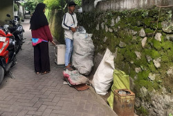 Baciro Tekan Timbunan Sampah lewat Bank Sampah Berbasis Warga