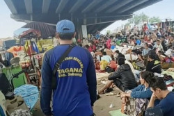 Banjir Pantura Subang Sepekan Tak Surut, Warga di Kolong Jembatan